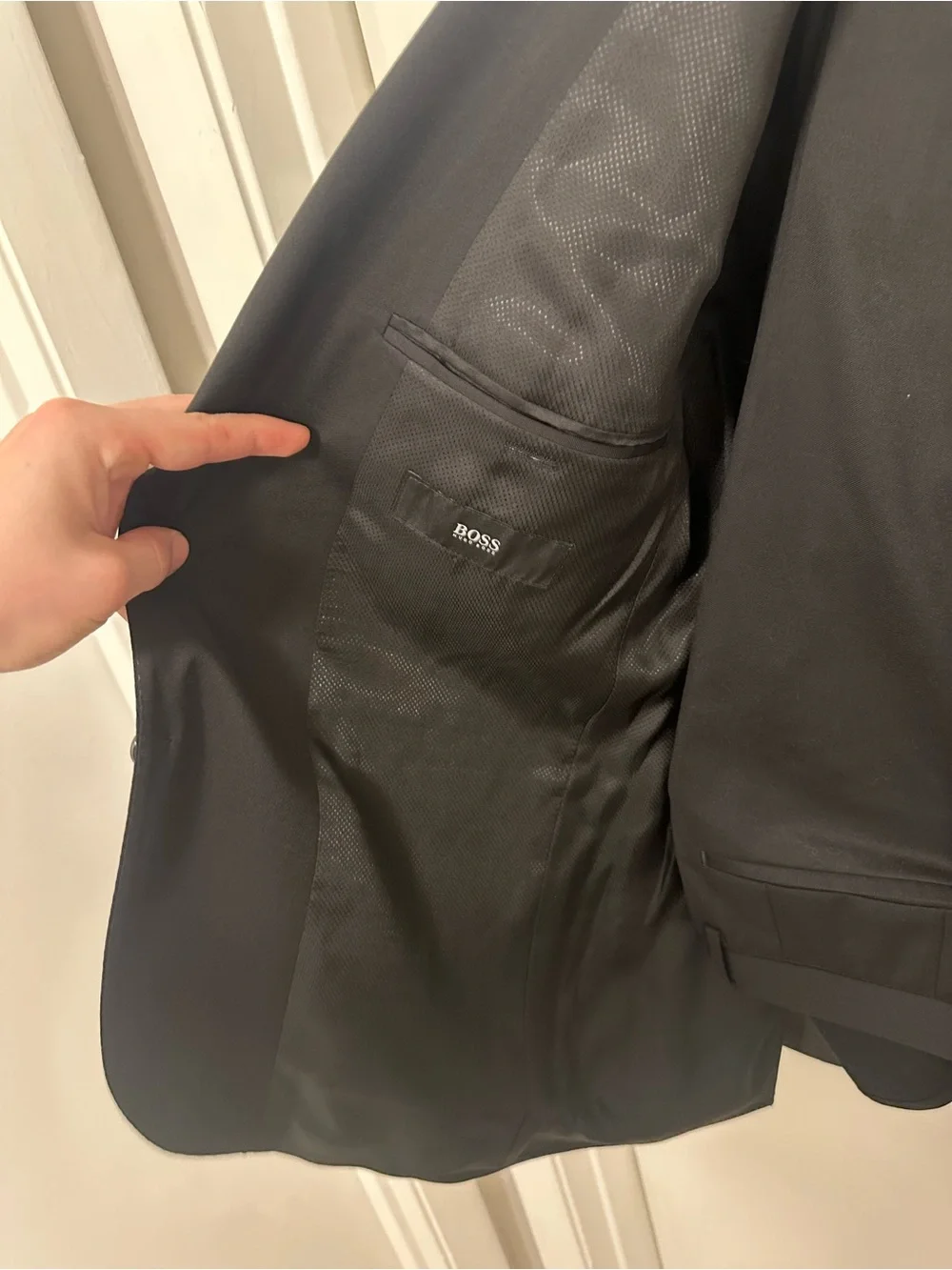 Hugo Boss 38R - 32W Ryan - Wave Black 100% Virgin Wool Suit